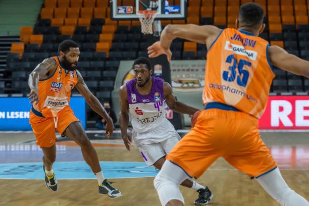 形成鲜明对 形成鲜明对